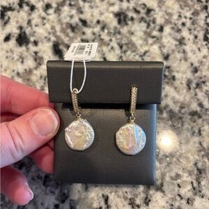 NWT Kendra Scott Elegant Gold and Pearl Drop Earrings